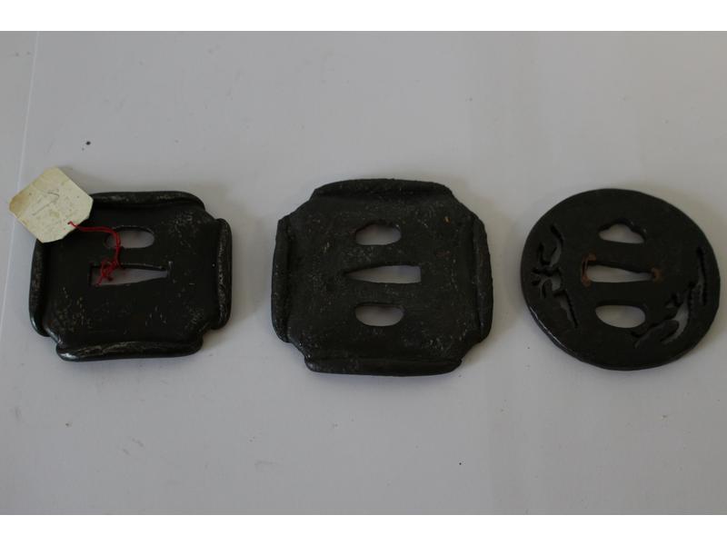 LOT DE TROIS TSUBA ou gardes de sabre en...