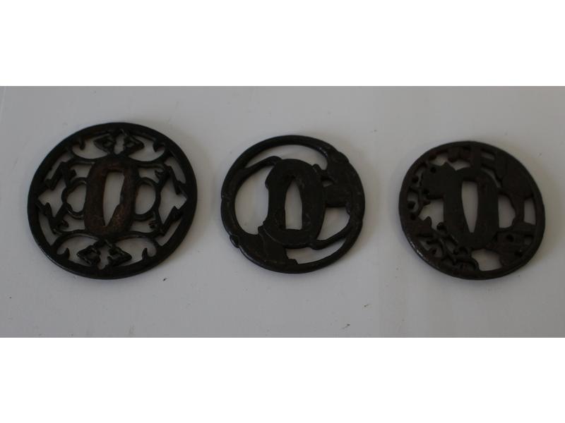 LOT DE TROIS TSUBA ou gardes de sabre en...