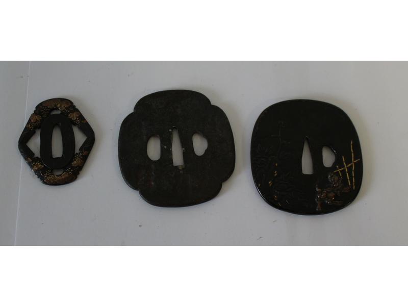 LOT DE TROIS TSUBA dont une tsuba carré à...