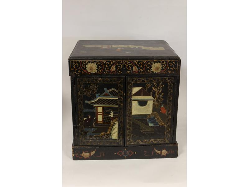 COFFRET rectangulaire en laque à décor polychrome...