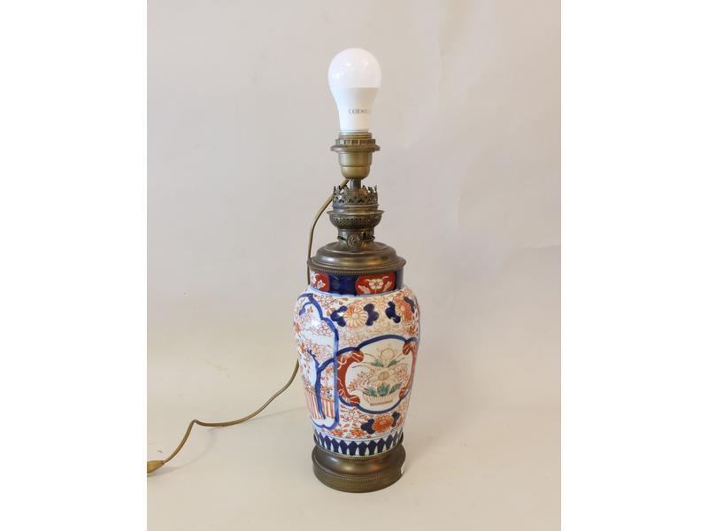 VASE balustre en porcelaine à décor Imari,...