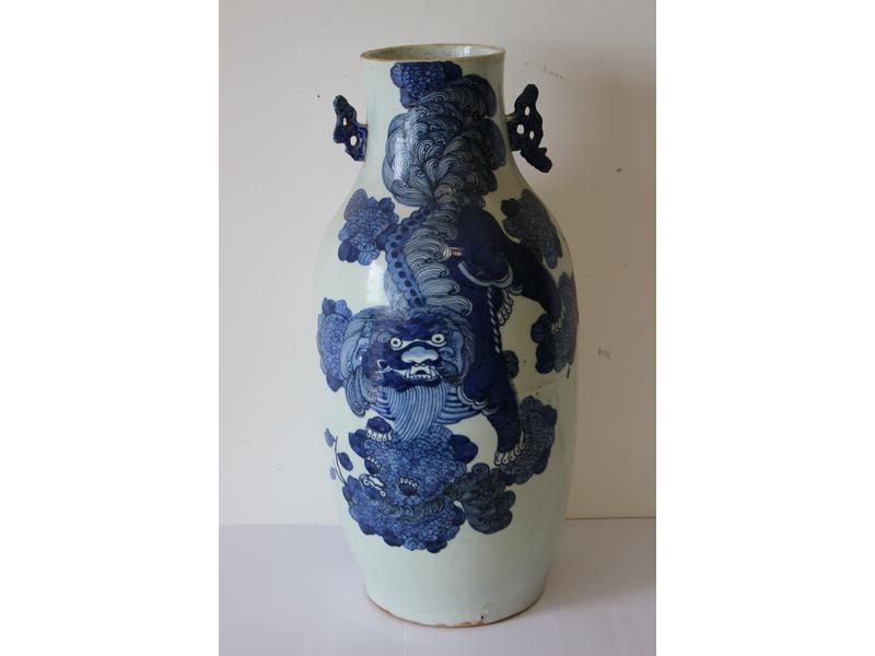 VASE balustre en porcelaine à décor d'un...