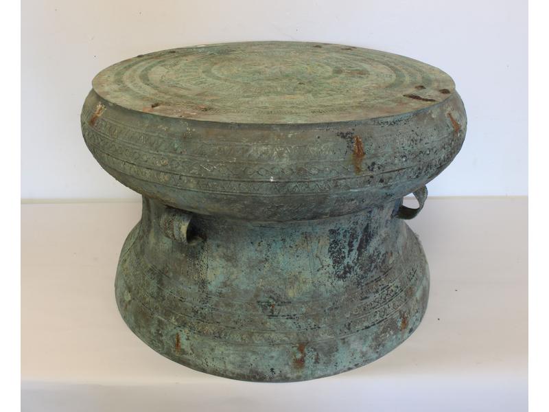 TAMBOUR en bronze patiné vert, de forme diabolo,...