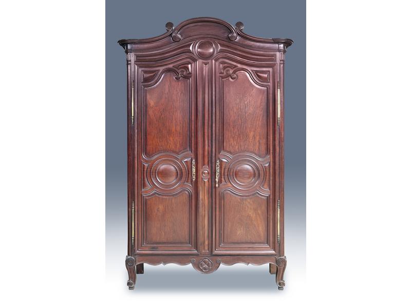 ARMOIRE en acajou massif à chapeau de gendarme...