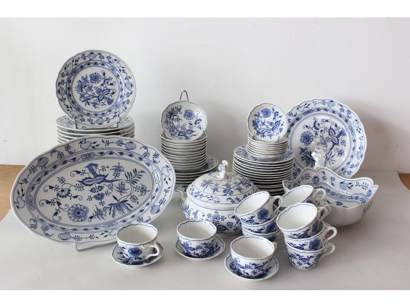 PARTIE DE SERVICE DE TABLE en porcelaine...