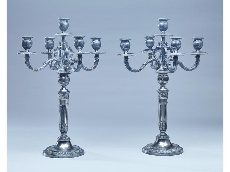 PAIRE DE CANDELABRES en métal argenté à cinq...