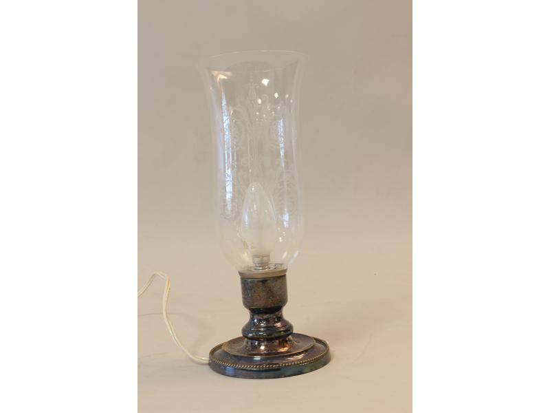 LAMPE en métal argenté et verre gravé