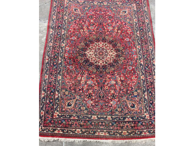 TAPIS rectangulaire en laine à décor de rosaces...