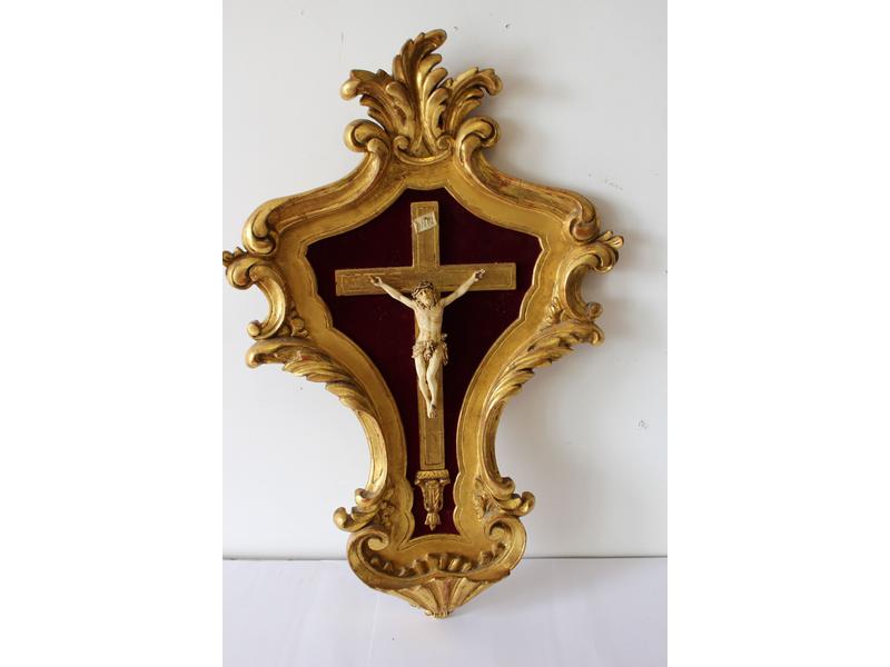 CRUCIFIX en résine dans un cadre en bois...