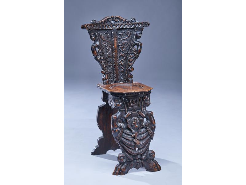 ESCABELLE en chêne sculptée à décor de femmes...