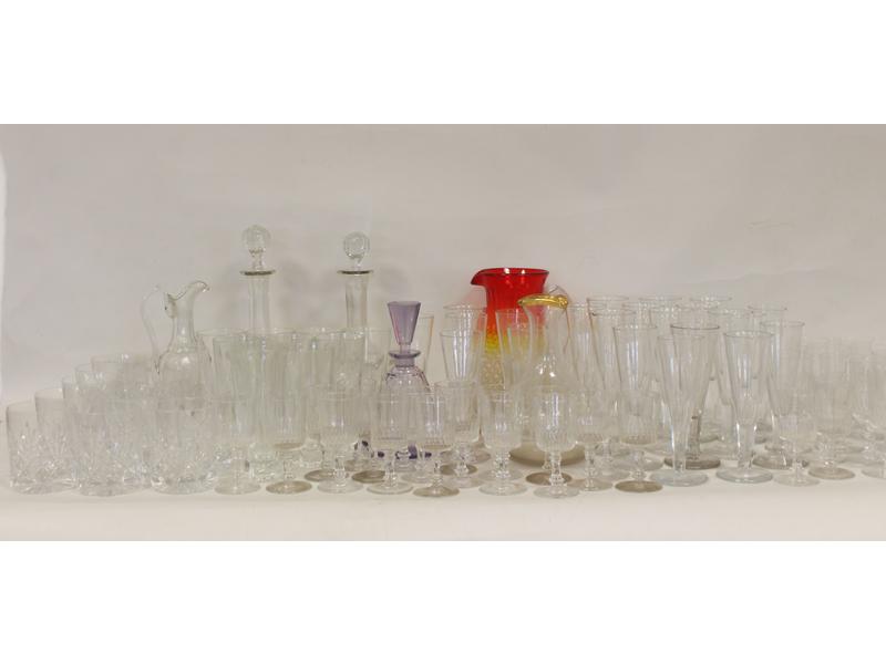 IMPORTANT LOT DE VERRES en verre ou cristal,...