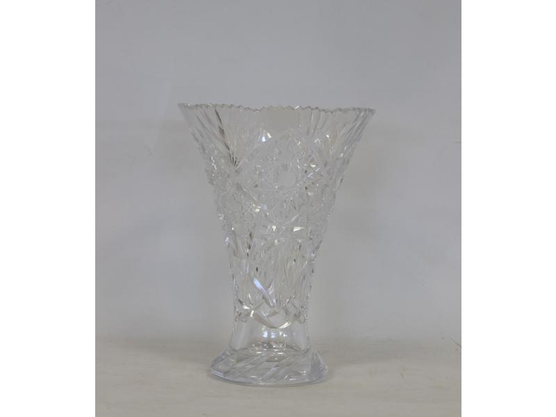 VASE TULIPE en cristal taillé dans le goût...