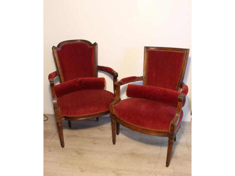 DEUX FAUTEUILS cabriolet l'un à dossier en...