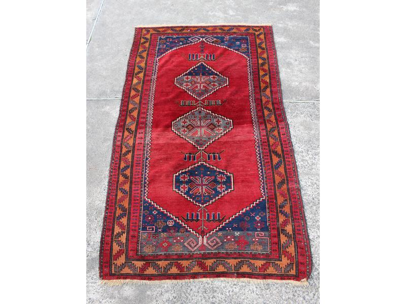 TAPIS rectangulaire en laine rouge à décor...