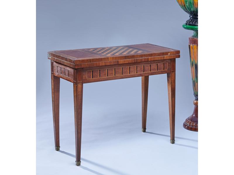 TABLE A JEUX rectangulaire en placage d'acajou...