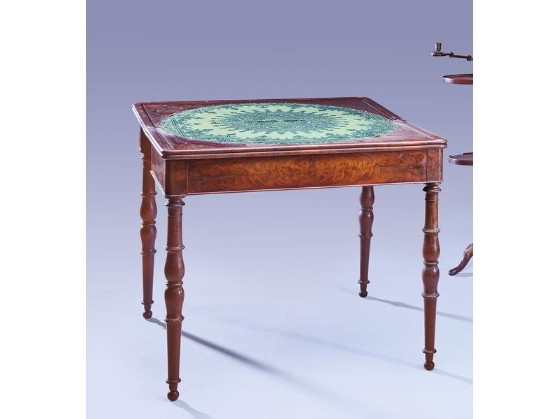 TABLE A JEUX en acajou et placage d'acajou...