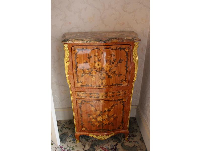 PETIT SECRETAIRE DE DAME galbé, à hauteur...