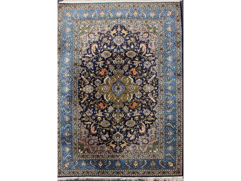 TAPIS rectangulaire en laine et soie à décor...