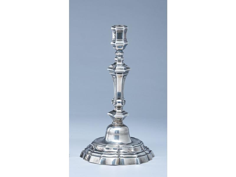 FLAMBEAU en argent, la base ronde à contours...