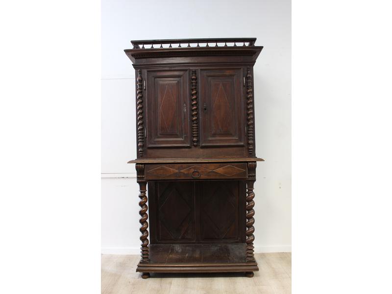 CABINET rectangulaire en chêne ciré, ouvrant...