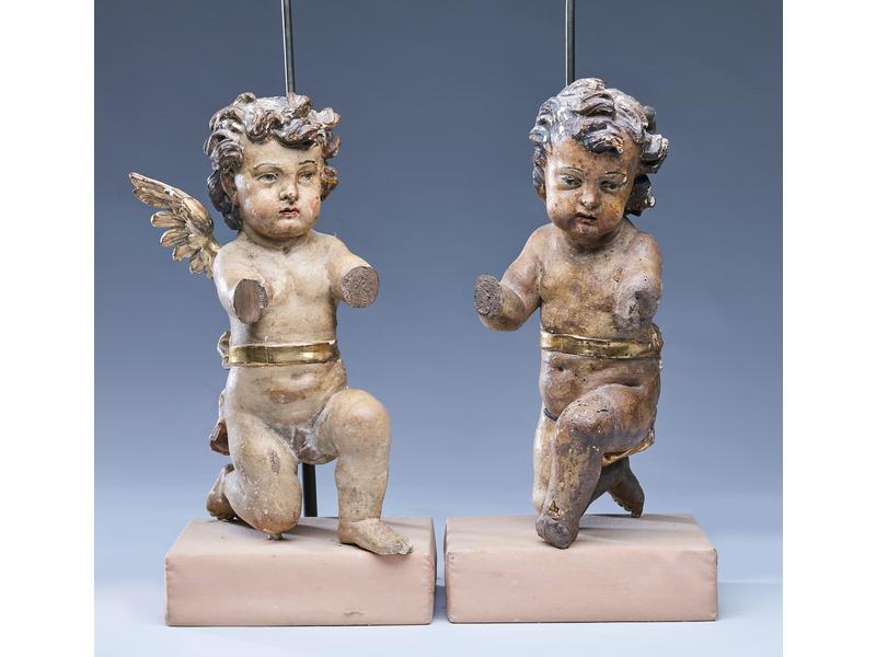 PAIRE DE PUTTI agenouillés en bois polychrome...