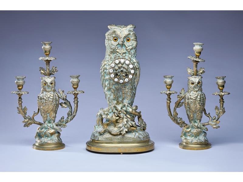 RARE GARNITURE DE CHEMINEE en bronze ciselé...