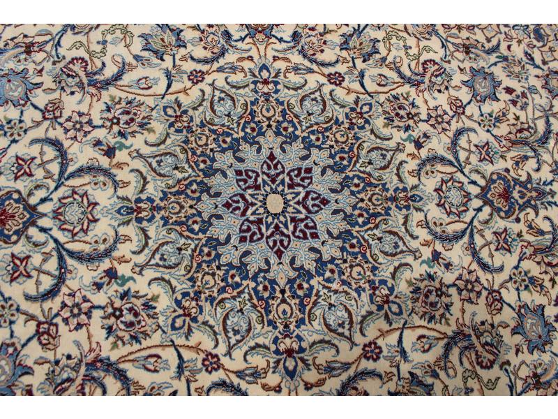 TAPIS rectangulaire en laine et soie à médaillon...