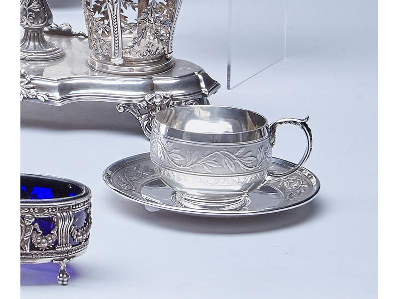 PETITE TASSE ET SOUS-TASSE en argent ciselé...