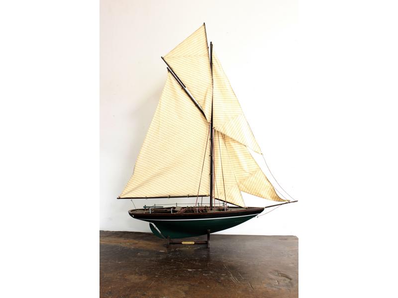 MAQUETTE DE GOËLETTE en bois peint, la coque...