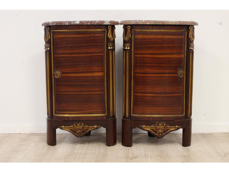 PAIRE D'ENCOIGNURES en placage d'amarante...