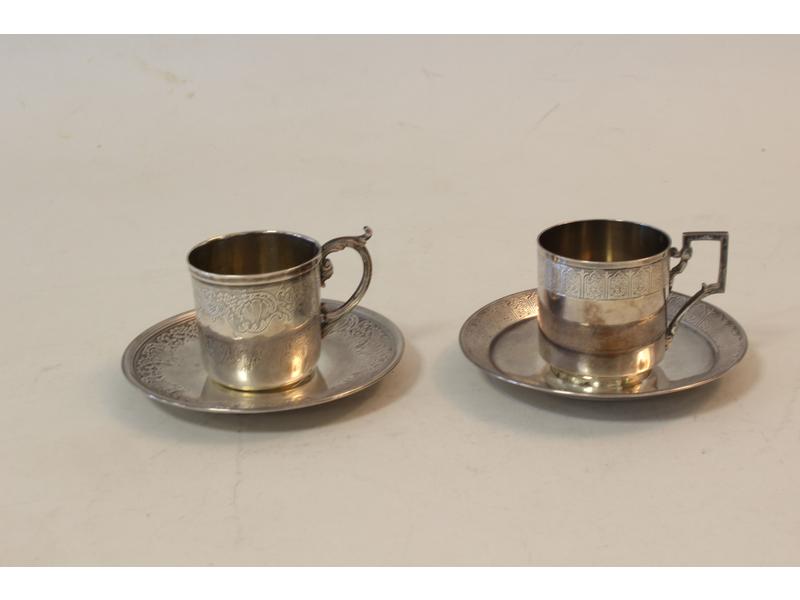 DEUX TASSES ET SOUS-TASSES en argent, l'une...