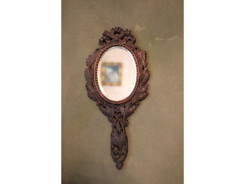 PETIT MIROIR A MAIN ovale à décor sculpté...