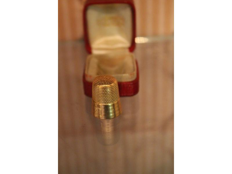 DE A COUDRE en or (14k) chiffré "B.L".