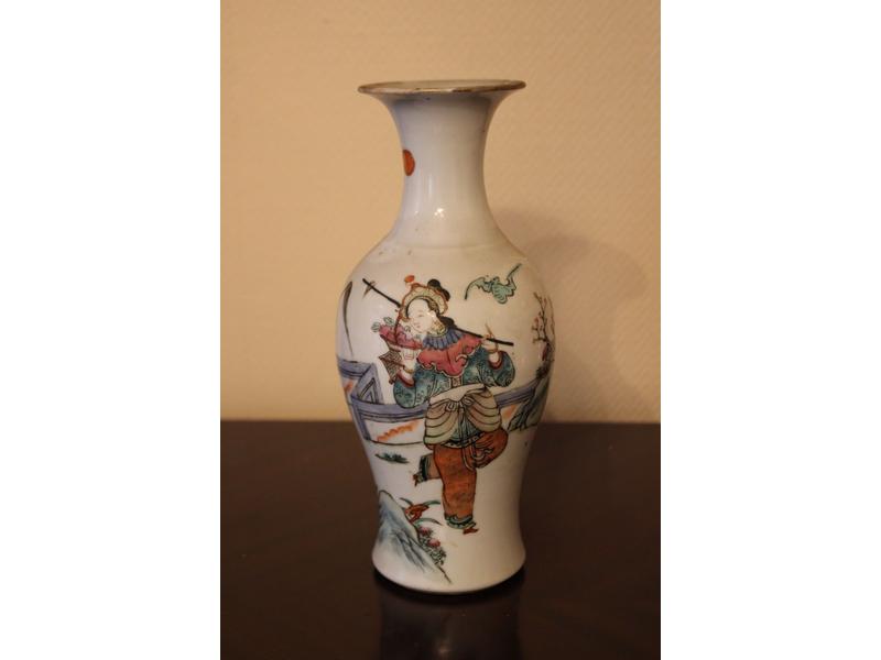 PETIT VASE de forme balustre en porcelaine...