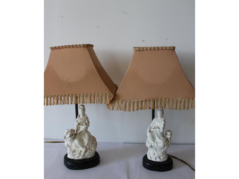DEUX LAMPES DE CHEVET décorées de gwanyn,...
