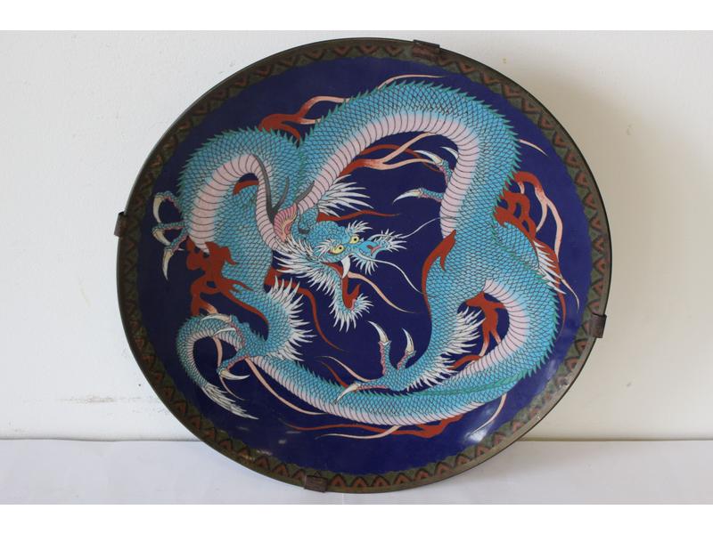 PLAT rond en émaux cloisonnés à décor polychrome...