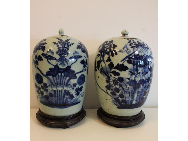 PAIRE DE POTS A GINGEMBRE en porcelaine émaillée...