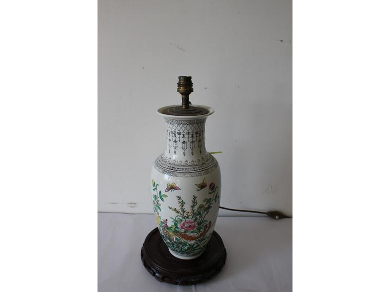 VASE de forme balustre en porcelaine à décor...