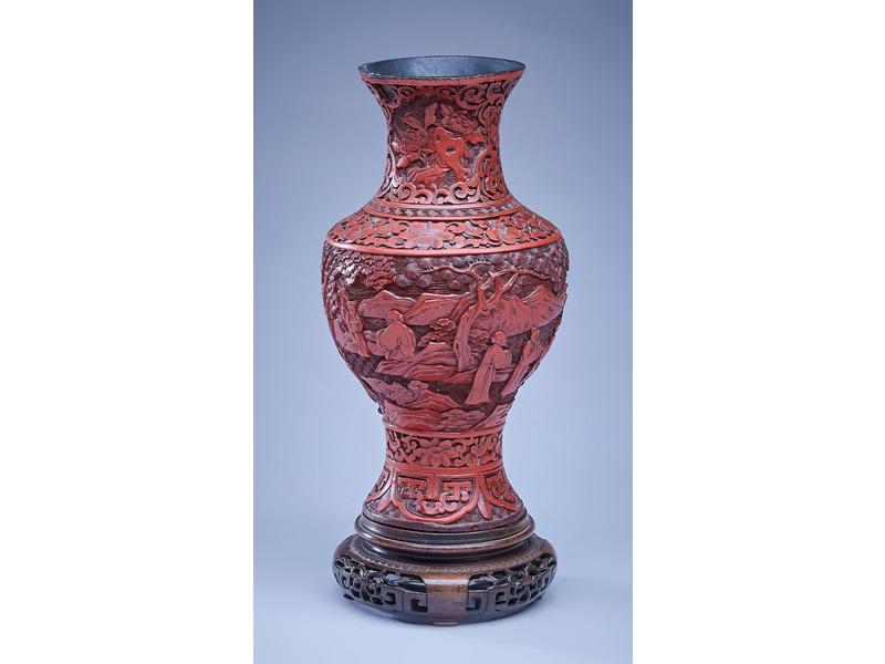 VASE de forme balustre en laque rouge de...