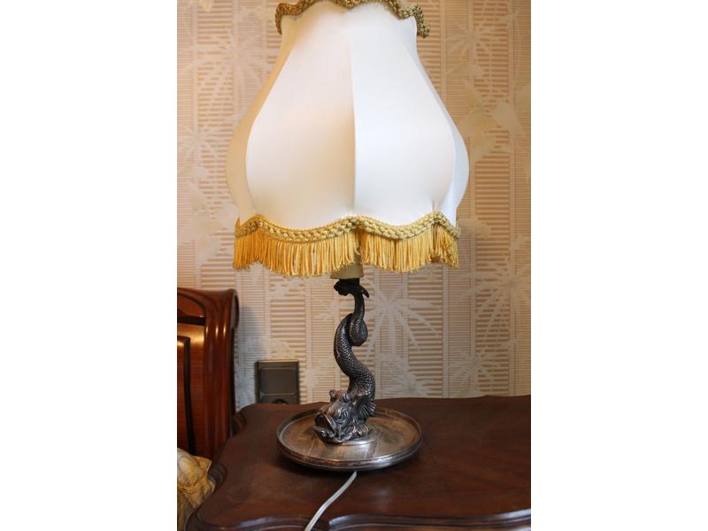 PIED DE LAMPE en bronze argenté, le fût représentant...