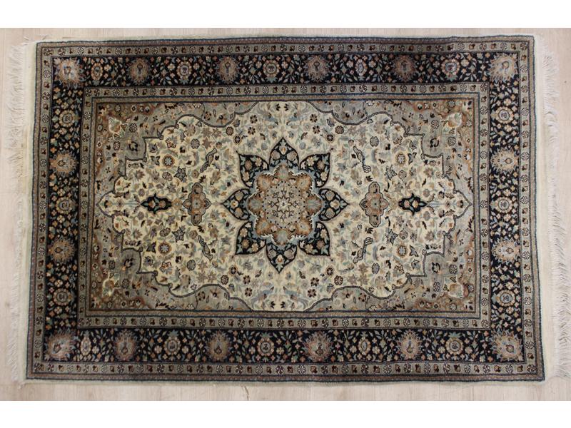 TAPIS rectangulaire en laine et soie à décor...