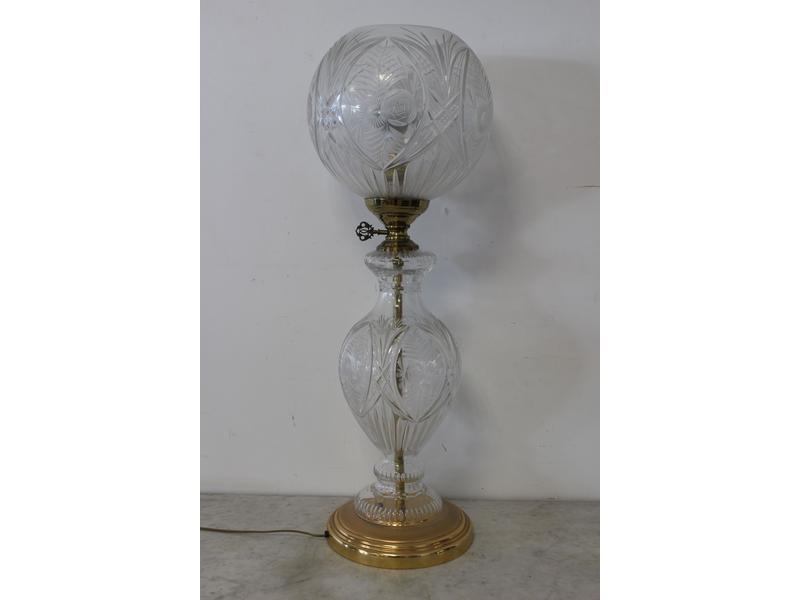 GRANDE LAMPE type à pétrole en cristal taillé...