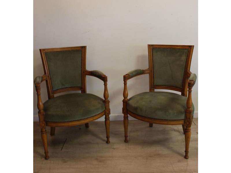 PAIRE DE FAUTEUILS en hêtre à dossier trapèze...