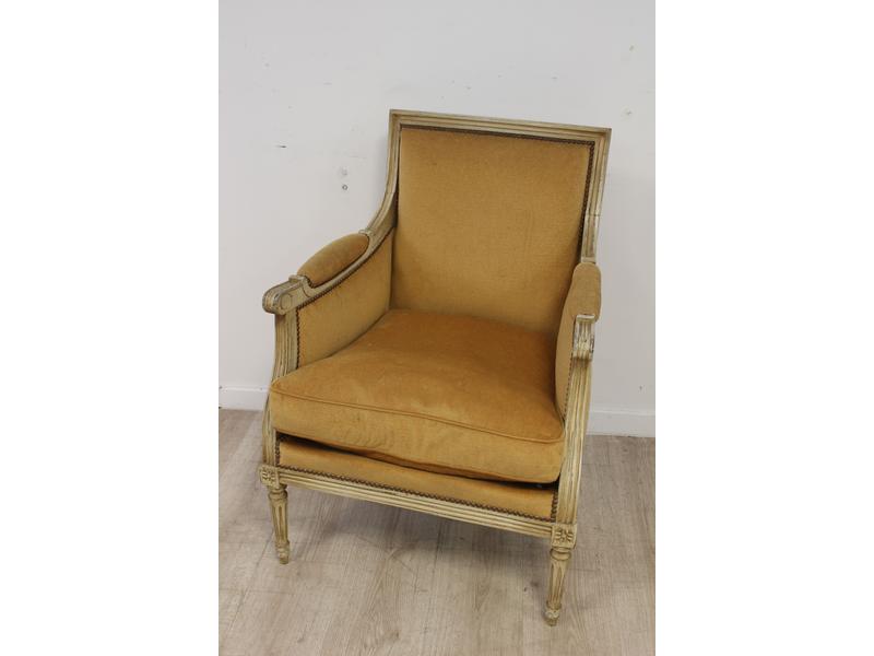 BERGERE en bois laqué crème à dossier carré,...