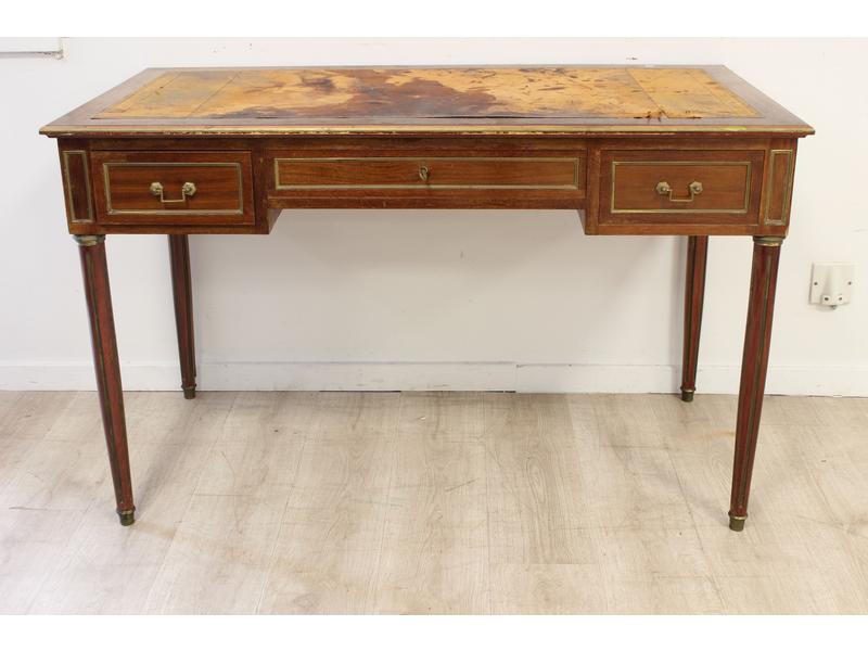 BUREAU PLAT en placage d'acajou ouvrant en...