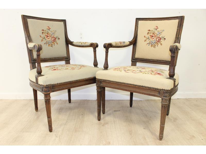 PAIRE DE FAUTEUILS en hêtre mouluré et sculpté,...