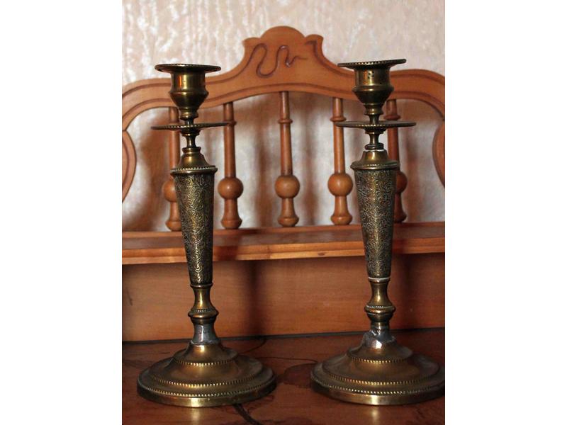 PAIRE DE FLAMBEAUX en laiton doré, fût balustre...