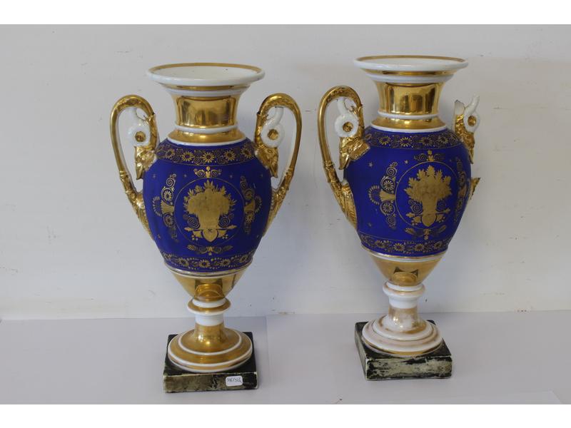 PAIRE DE VASES de forme balustre sur piédouche,...