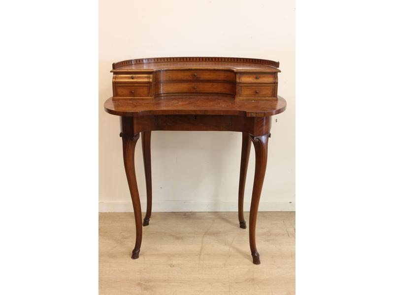 PETIT BUREAU A GRADIN de forme rognon en...