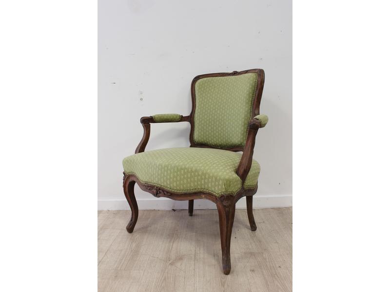 FAUTEUIL à dossier violoné, en hêtre mouluré...